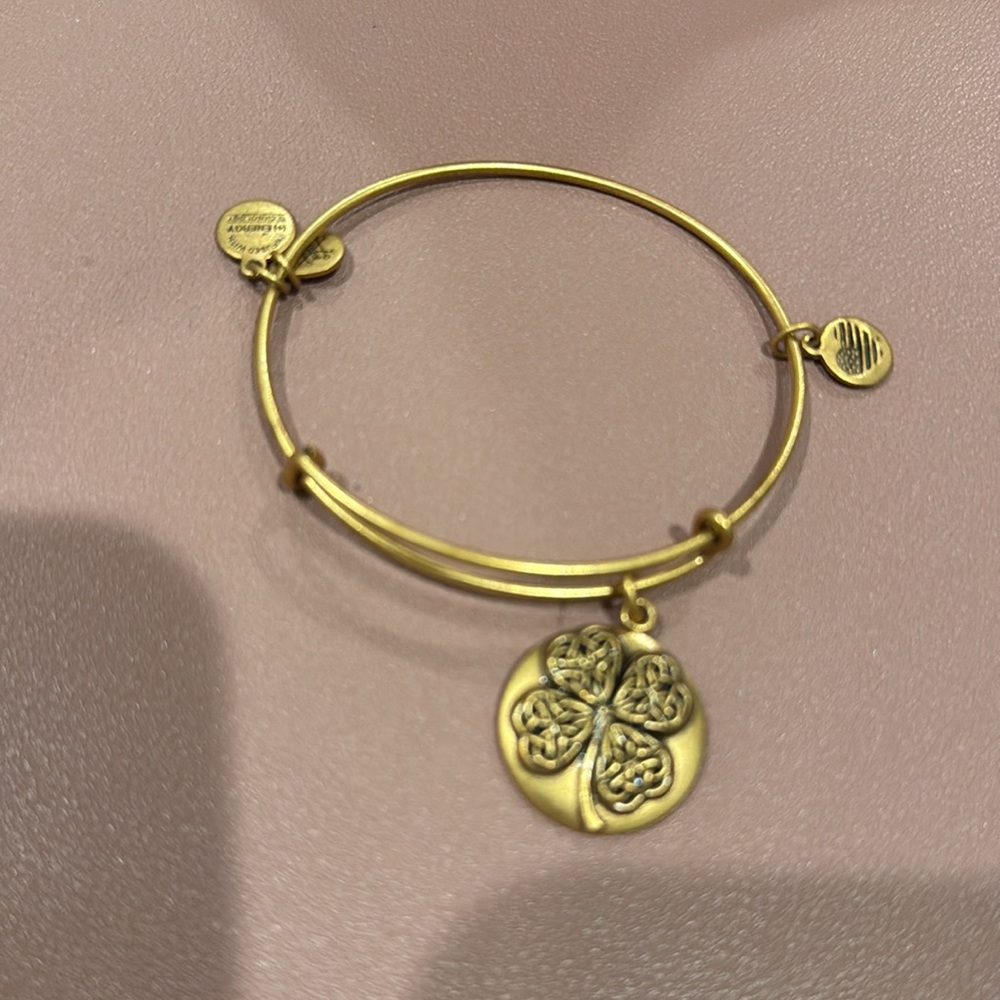 2 Alex and Ani Bracelets 4 leaf clover bracelet and green beaded bracelet - Picture 2 of 5